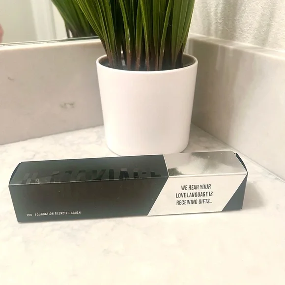 IL MAKIAGE Foundation Blending Brush– New (Opened for Photos Only) - Picture 3 of 6